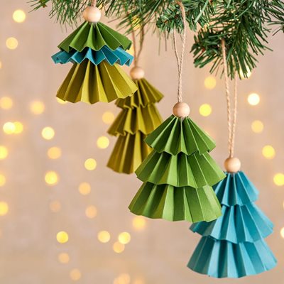 Juletrær av brettet papir